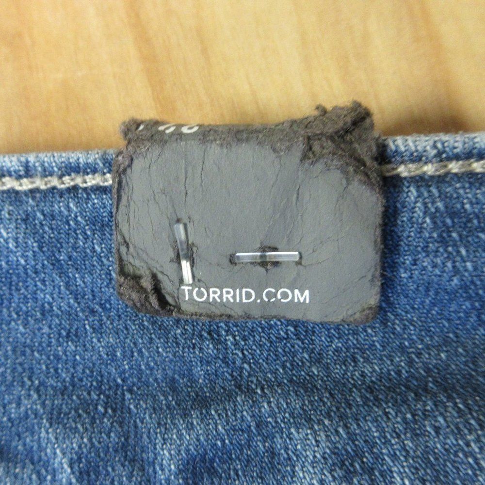 TORRID Perfect Boyfriend Ankle Mid-Rise Jeans Size 22W Ripped Stretch Denim NWT - Picture 9 of 16